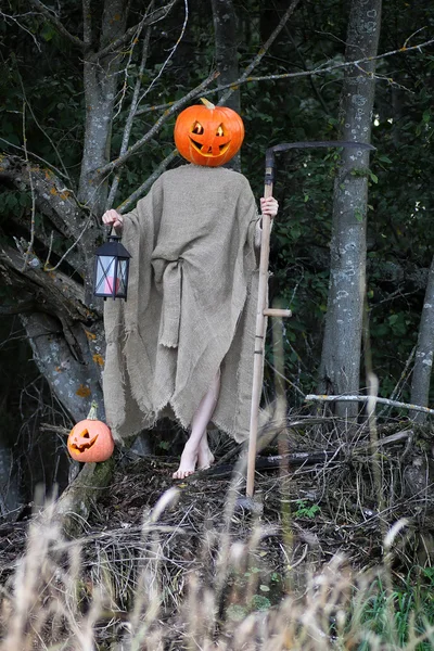 korku bir tırpan ile kabak 