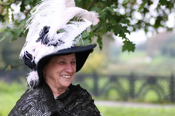 Vieja pluma sombrero de mujer — Foto de Stock