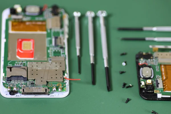 Micro riparazione del chip del telefono — Foto Stock