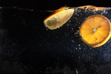 Olgun tatlı portakala su damlaları. Metnin için kopyalama alanı olan yeni Mandarin arkaplanı. Vejetaryen ve vejetaryen kavramı.