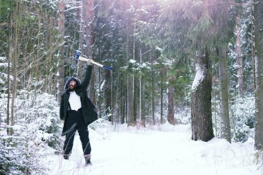 Kış ormanlarında sakallı adam. Çekici, mutlu, sakallı genç bir adam parkta yürüyor..