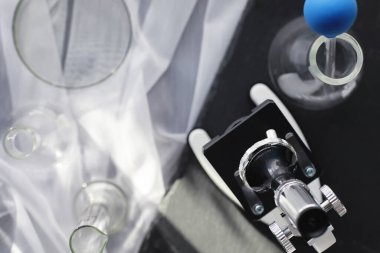 Laboratuvar araştırması. Uyuşturucu testi. Laboratuvarda kimyasal deneyler. Tıp subayının masasında çeşitli test tüpleri ve deney tüpleri var..