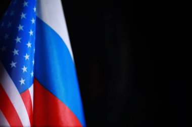 Diplomatik ilişkiler kavramı. Amerika Birleşik Devletleri ve Rusya Federasyonu bayrağı. Siyasette yaptırımlar baskı.