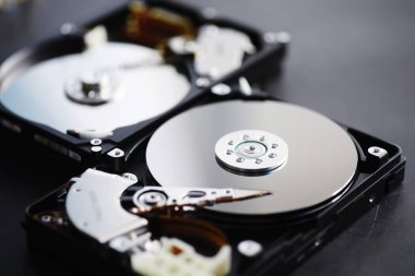 Bilgisayar aksesuarları. Parçalanmış hard disk. Bilgisayar parçalarını onar. Kırık harici hard disk. Bilgisayar arkaplanı.
