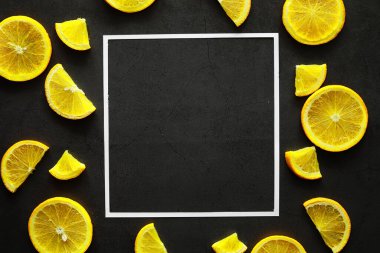 Taş masada turuncu turunçgil meyvesi. Turuncu arkaplan.