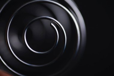 Metal spiral. Sonsuz dönüşler konsepti. Altın oran. Anılar ve yaşam yolu kavramı.