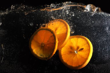 Olgun tatlı portakala su damlaları. Metnin için kopyalama alanı olan yeni Mandarin arkaplanı. Vejetaryen ve vejetaryen kavramı.