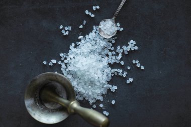 Büyük deniz tuzu. Baharat. Tuz öğütmek için harç ve havaneli.