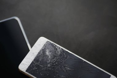Camı kır. Kırık ekran. Bozuk telefon. Kırık cam arka plan. Camdaki beyaz çatlaklar.
