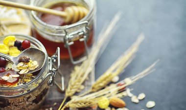 Sağlıklı kahvaltı. Mısır gevreğinden müsli..