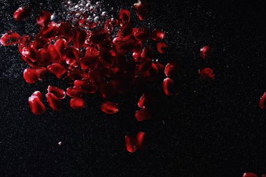 Olgun tatlı nar tohumlarına su damlaları düşer. Metnin için kopyalama alanı olan taze nar arkaplanı. Vejetaryen ve vejetaryen kavramı.