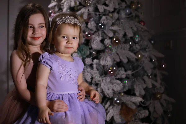 Niño Con Ropa Elegante Delante Del Árbol Navidad Esperando Año —  Fotos de Stock