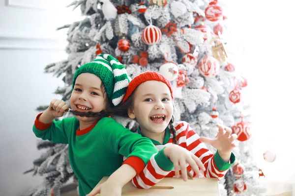 Die Helfer Des Weihnachtsmannes Nette Kinder Weihnachtselfenkostümen Einem Weihnachtlich Geschmückten — Stockfoto