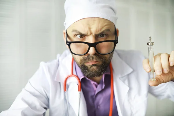 片目の髭の男がフレームを調べている 眼疾患 狂気の医療専門家の概念 隣の先生 — ストック写真