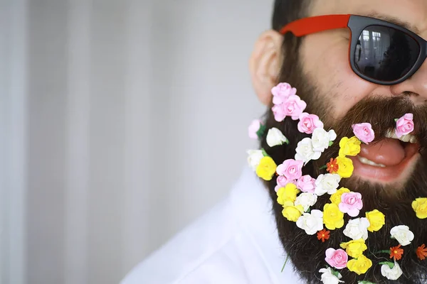 春休みに髭を生やした髭の男 髭を生やした花 — ストック写真