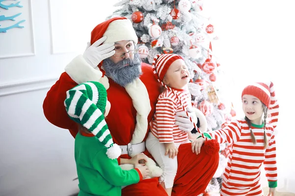 Mikulás Segítői Aranyos Gyerekek Karácsonyi Manó Jelmezek Egy Szobában Gyönyörűen — Stock Fotó