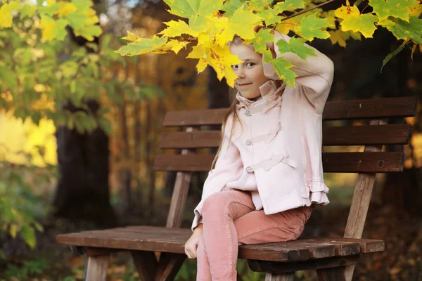 Jonge Familie Een Wandeling Het Herfstpark Zonnige Dag Geluk Samen — Stockfoto