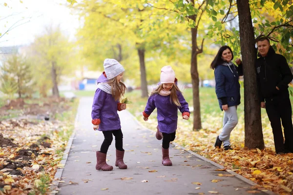Jeune Famille Promenade Dans Parc Automne Par Une Journée Ensoleillée — Photo