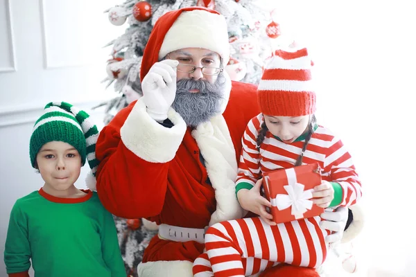 Santa Claus Pomocníci Roztomilé Děti Kostýmech Vánočních Skřítků Pokoji Krásně — Stock fotografie