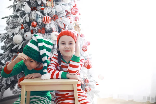 Дітям Санта Клауса Костюмах Ельфів Кімнаті Прикрашеній Різдво Час Чудес — стокове фото
