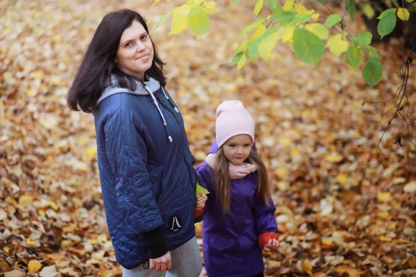 Giovane Famiglia Una Passeggiata Nel Parco Autunnale Nella Giornata Sole — Foto Stock