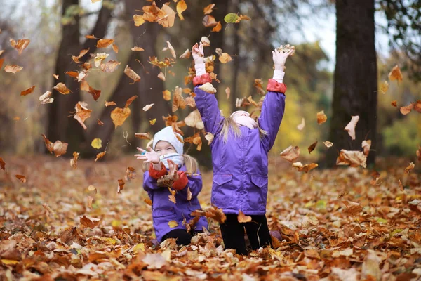 Młoda Rodzina Spacerze Jesiennym Parku Słoneczny Dzień Szczęście Jesteśmy Razem — Zdjęcie stockowe