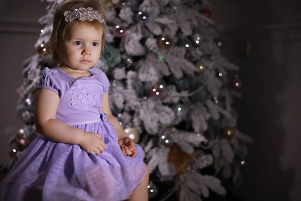 Barn Smarta Kläder Framför Julgranen Väntar Nytt — Stockfoto