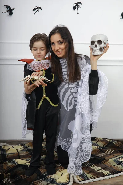 Familia Feliz Con Los Niños Trajes Bruja Vampiro Una Casa —  Fotos de Stock