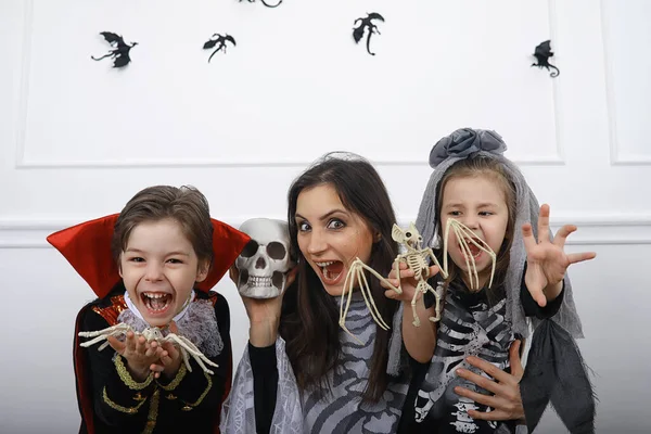 Familia Feliz Con Los Niños Trajes Bruja Vampiro Una Casa — Foto de Stock