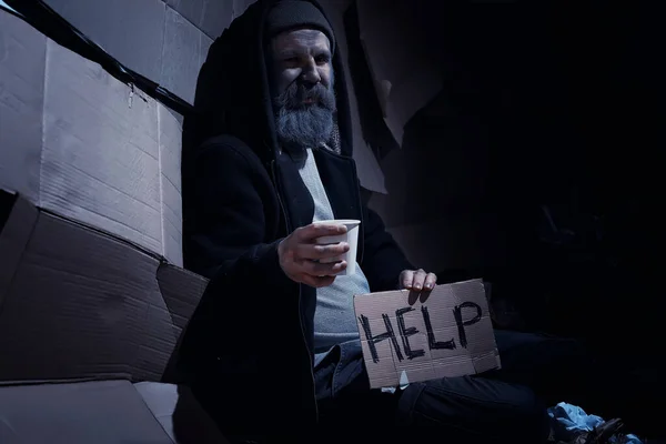 Een Dakloze Man Met Een Baard Zit Dozen Straat Vraagt — Stockfoto