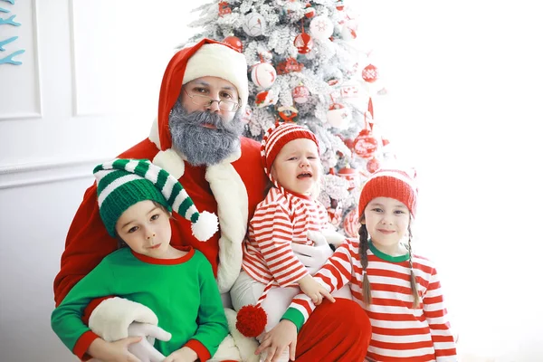 Ajudantes Papai Noel Crianças Bonitos Trajes Elfo Natal Quarto Lindamente — Fotografia de Stock