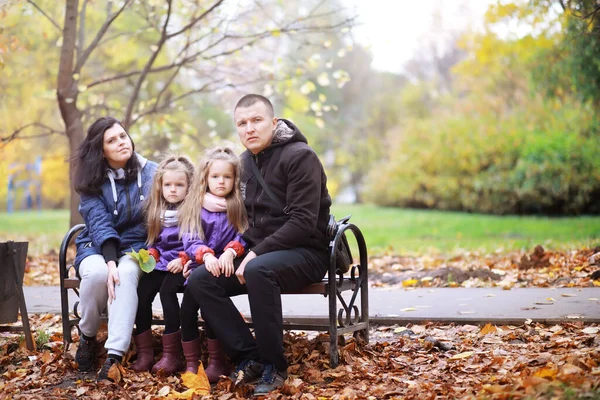 Giovane Famiglia Una Passeggiata Nel Parco Autunnale Nella Giornata Sole — Foto Stock