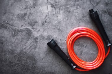 İp atlama. Beden eğitimi. Spor egzersiz ekipmanları. İp egzersizleri rutin. Pembe ip atlama kronometresi ve masada su..