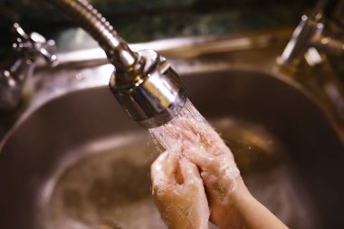 Hijyen kuralları. Yemekten önce el yıkama. Sabunlu antibakteriyel eller. Virüs enfeksiyonunu önlemenin yolu. Coronavirus koruması.