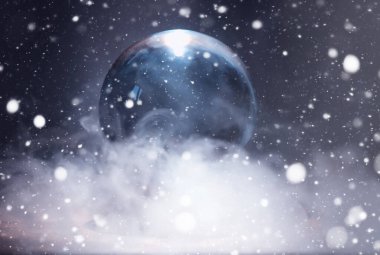 Kristal küre kaderi tahmin eder. Geleceğe yönelik tahminler.