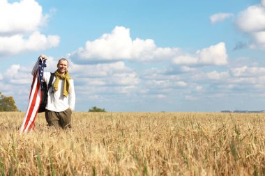 Tarla, bayram, vatanseverlik, gurur, özgürlük, siyasi partiler ve göçmen bayrağını sallayan adam