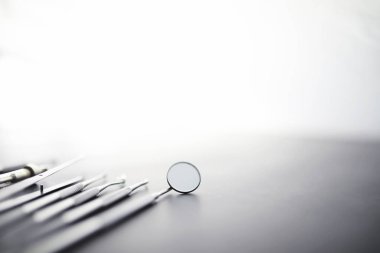 Diş muayenehanesi için ekipman. Ortopedik aletler. İş aletleri olan bir diş teknisyeni. Dişçi metal aletleri.