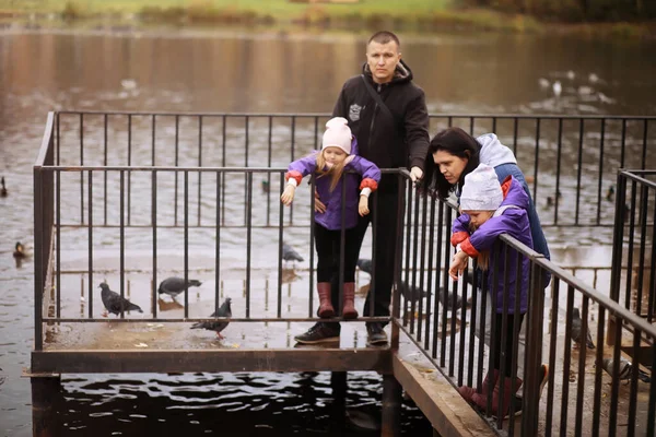 Jonge Familie Een Wandeling Het Herfstpark Zonnige Dag Geluk Samen — Stockfoto