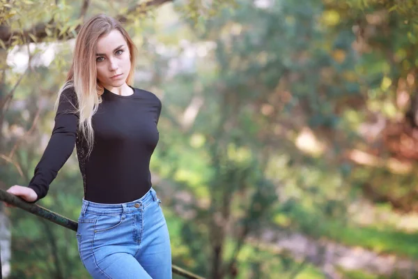 Jeune Belle Fille Promenade Dans Parc Automne Feuille Tombe Dans — Photo