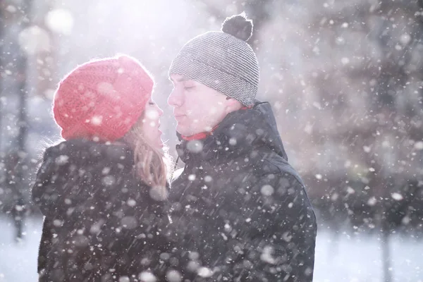 Jong Stel Wandelend Door Winterstad — Stockfoto