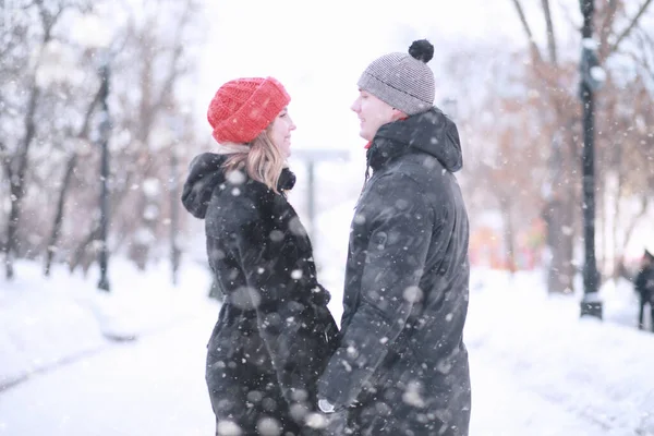 Pareja Joven Caminando Por Ciudad Invierno — Foto de Stock