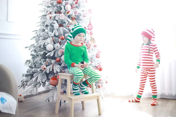 Pomocnicy Cute Dzieci Kostiumach Elfa Bożego Narodzenia Pokoju Pięknie Urządzone — Zdjęcie stockowe