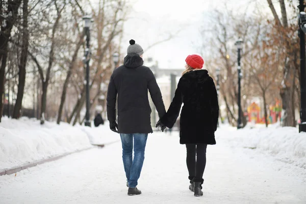 年轻夫妇走过冬城 — 图库照片