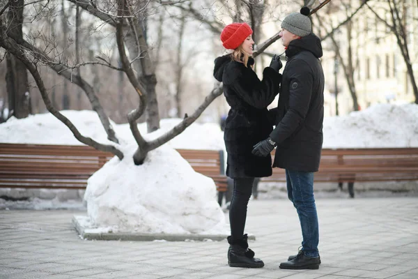 Jovem Casal Caminhando Pela Cidade Inverno — Fotografia de Stock