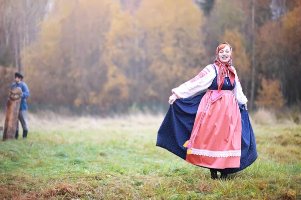 Концепция Древних Традиций Славянский Карнавал Обряды Танцы Гадания Одежды Европейских — стоковое фото