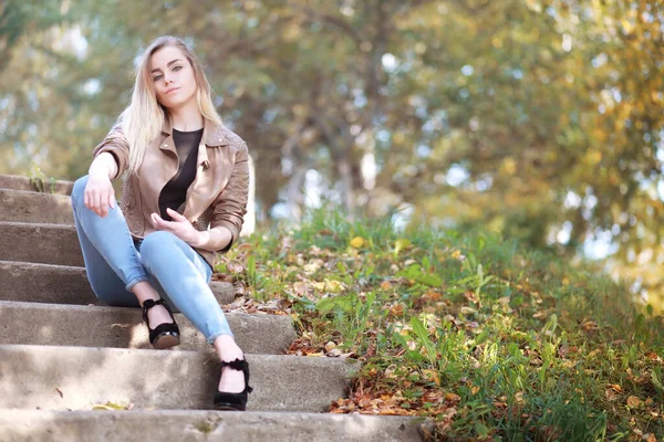 Jeune Belle Fille Promenade Dans Parc Automne Feuille Tombe Dans — Photo