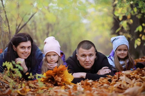 Giovane Famiglia Una Passeggiata Nel Parco Autunnale Nella Giornata Sole — Foto Stock