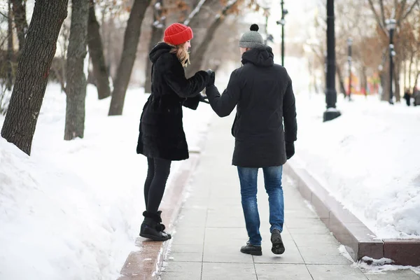 Jovem Casal Caminhando Pela Cidade Inverno — Fotografia de Stock