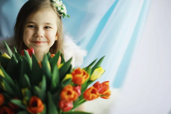 Belle Fille Robes Blanches Avec Magnifique Bouquet Premières Tulipes Journée — Photo