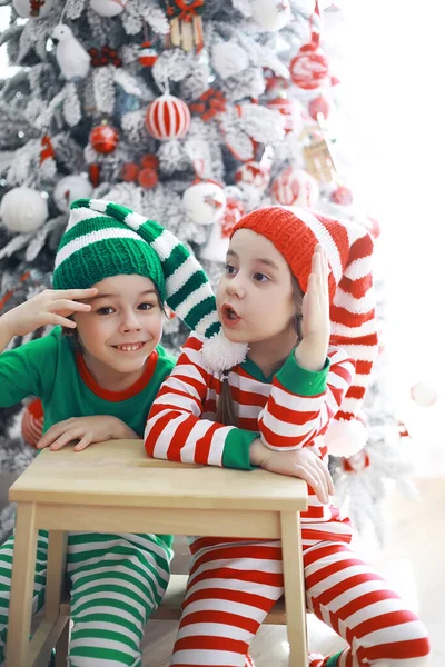 Ajudantes Papai Noel Crianças Bonitos Trajes Elfo Natal Quarto Lindamente — Fotografia de Stock